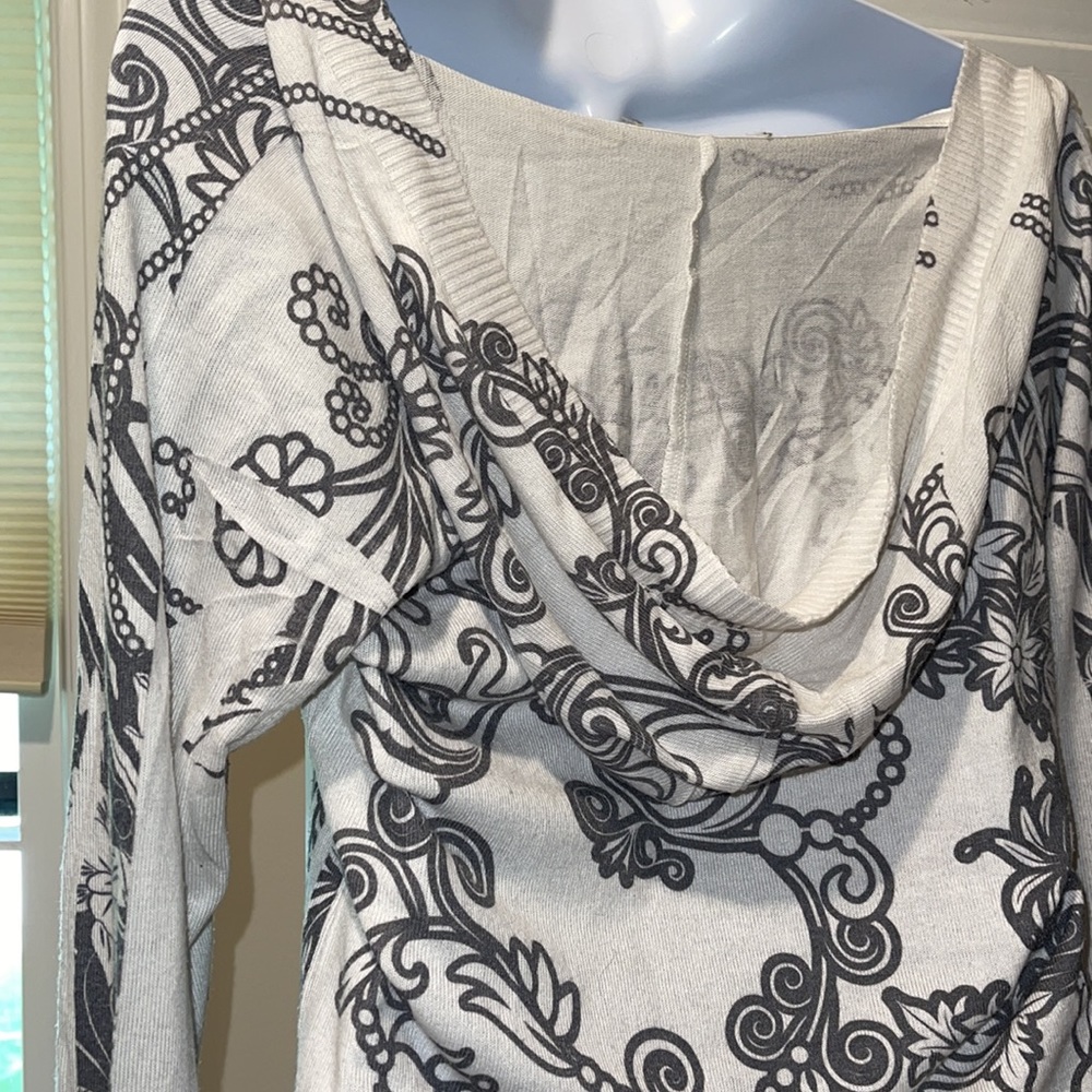 Hooded gray/white knit top - Picture 8 of 8